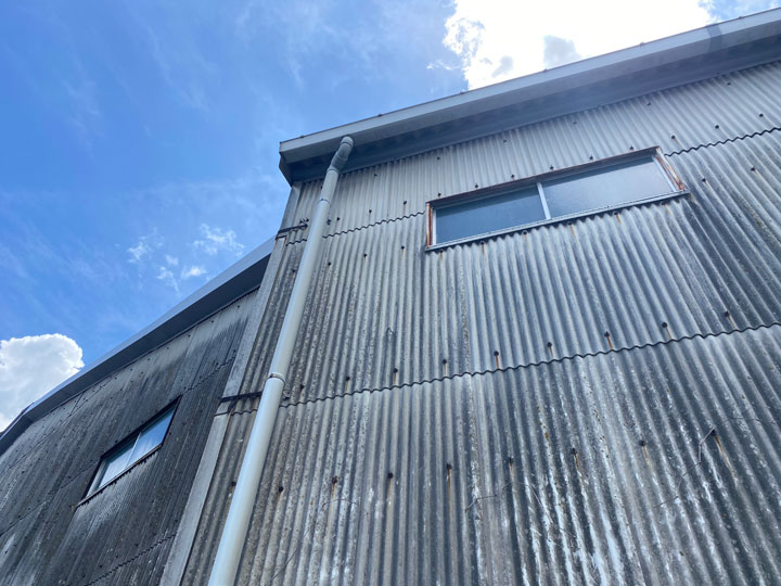 工場・倉庫の屋根リフォームを解説！主流の折板屋根のメンテナンスと断熱対策