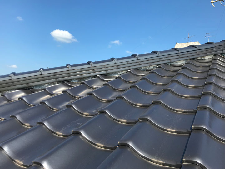 瓦屋根の棟部分