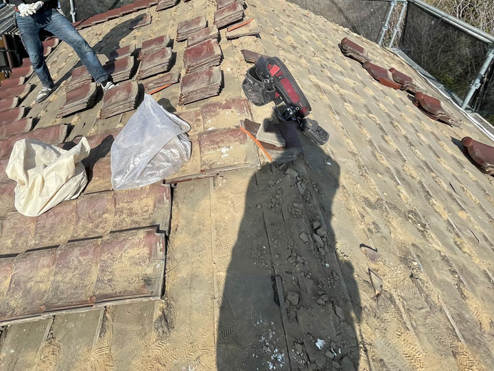 瓦屋根リフォームの最適なタイミングは？金属屋根への葺き替えメリットと断熱性の重要性