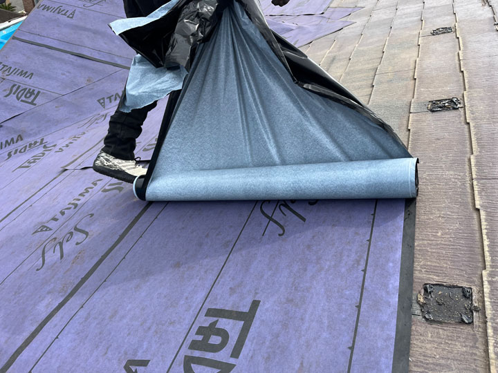 私たち街の屋根やさんのカバー工法