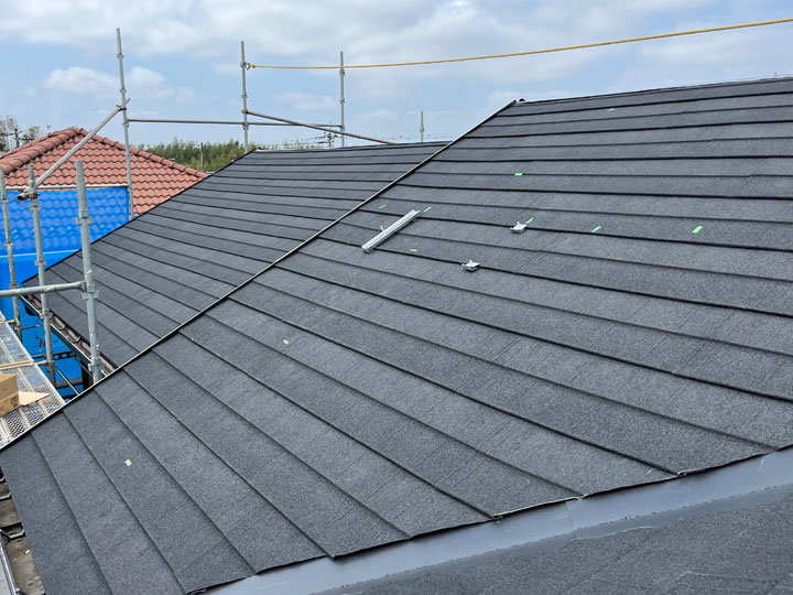 塗装が不要な石粒付き金属屋根