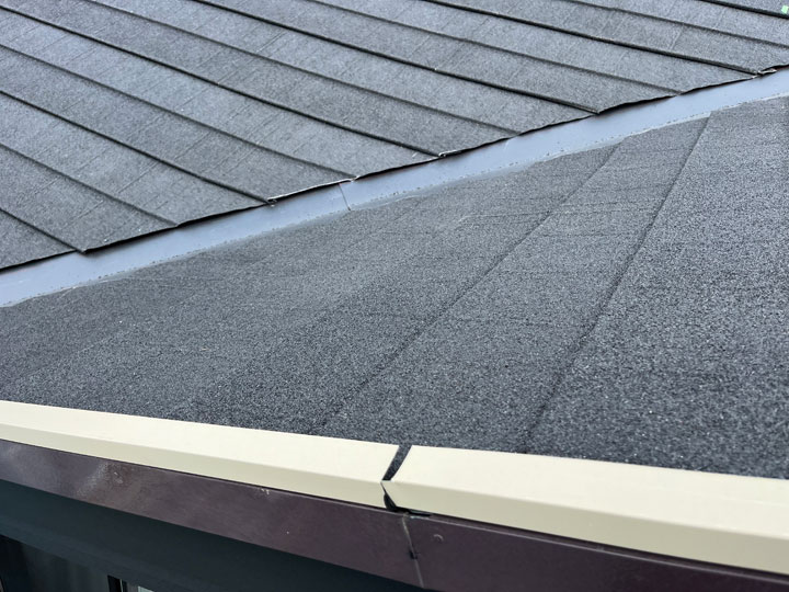 ジンカリウム鋼板製屋根材