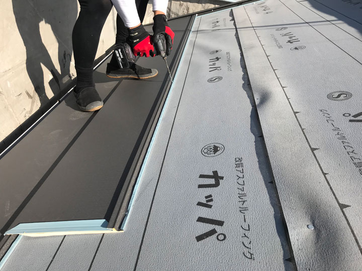 断熱材一体型のスーパーガルテクトの施工