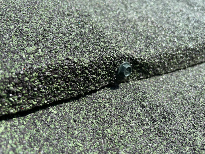 表面の石粒でデザイン性と耐候性を維持