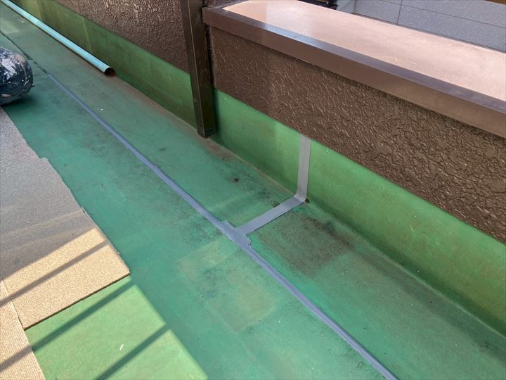 雨漏り発生原因の継ぎ目シーリングの補修施工