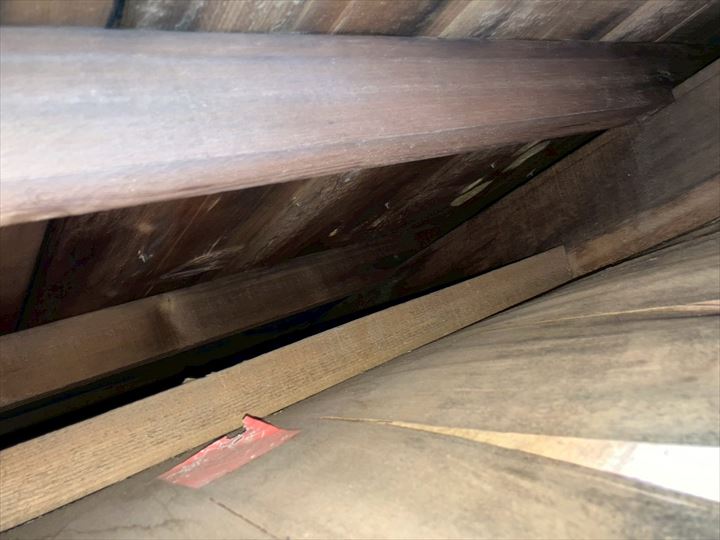 屋根裏の野地板や垂木にも水漏れの形跡が確認されました