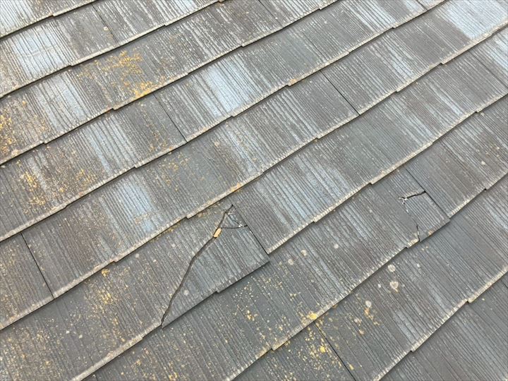 スレート材にひび割れが複数発生しており、雨水が浸入しやすくなっている状態です
