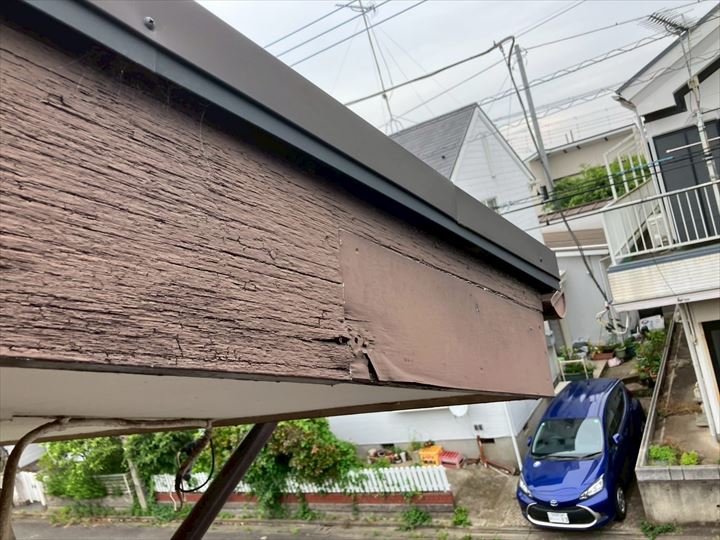 劣化した破風板は補修が必要です