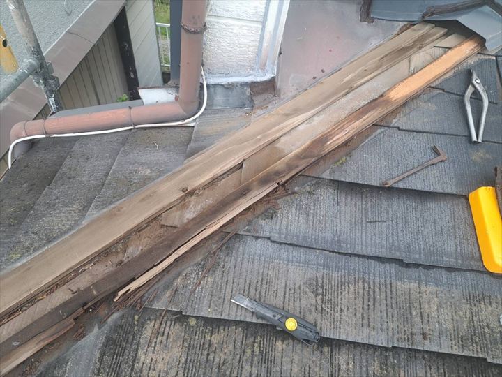 雨漏りが発生している棟板金の内側