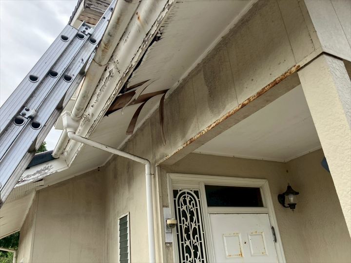 瓦の損壊による下側の軒天の損壊