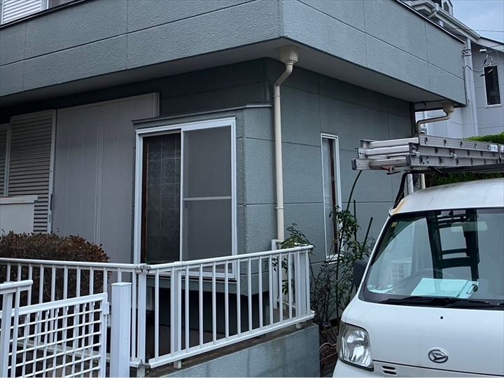 通りに面している1階窓