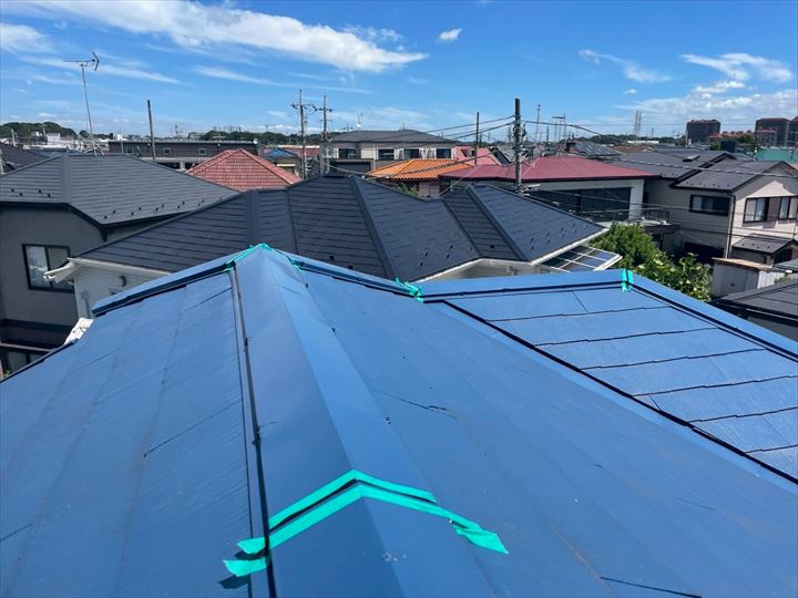 棟板金の継ぎ目シーリング作業