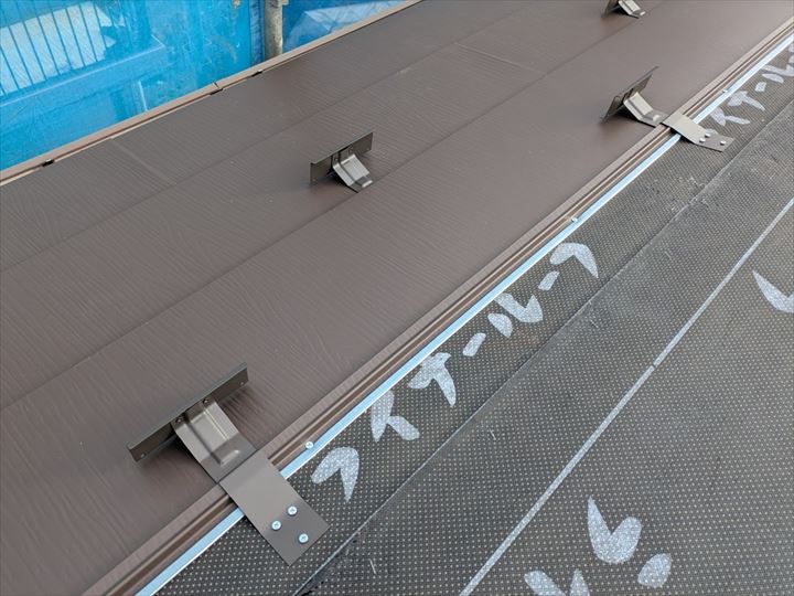 屋根材の設置作業