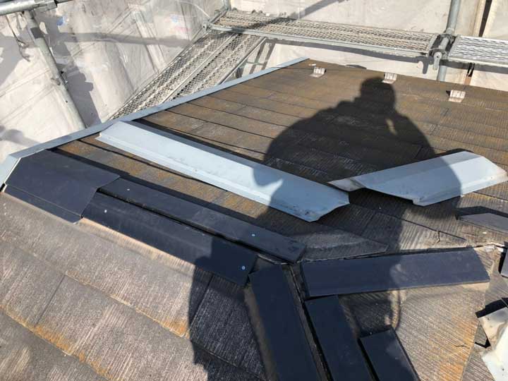 棟板金を構成する部材の役割・傷む原因・点検と補修方法を解説