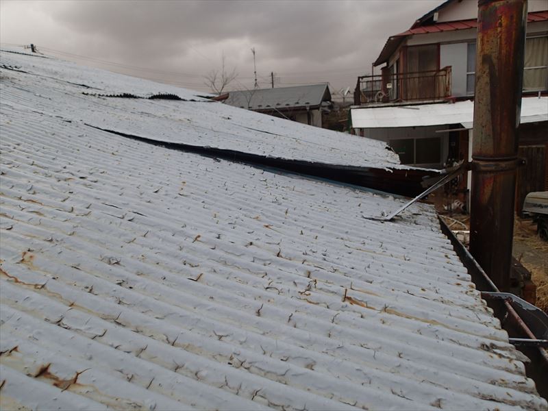 富里市の金属屋根経年劣化による穴開きから雨漏り発生