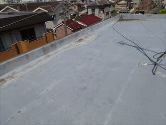 成田市の陸屋根アパート防水調査で20年経過したシート防水の劣化を確認