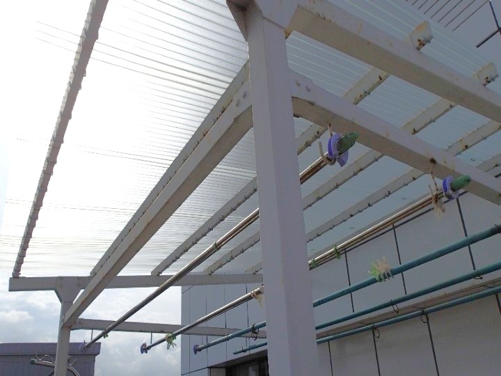 台風被害で飛散した屋上の波板屋根をポリカーボネート製波板屋根に交換工事