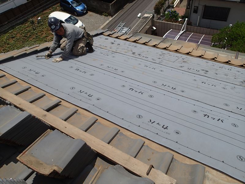 富里市で雨漏りしているお住いを屋根葺き直し工事で改善