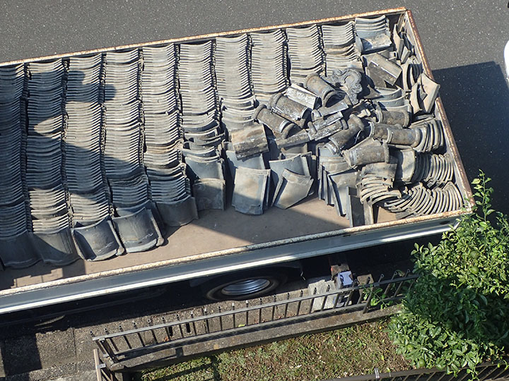 屋根からおろしたセメント瓦