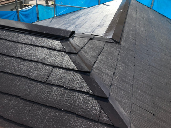 コロニアル屋根の特徴とメンテナンス方法、塗装・縁切り・リフォームのポイント