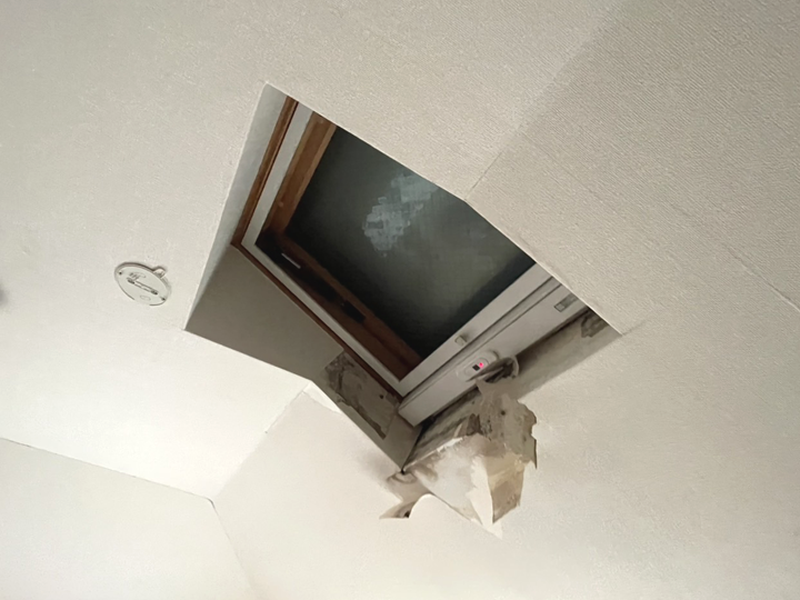 天窓は天井に穴を開けて設置しているため雨漏りが起こりやすい