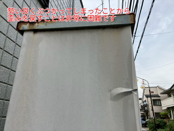 衝撃の強さが感じられるへこみの生じた物置