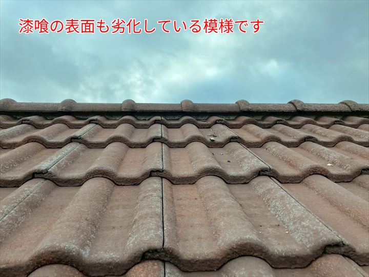 漆喰の表面も劣化している模様です