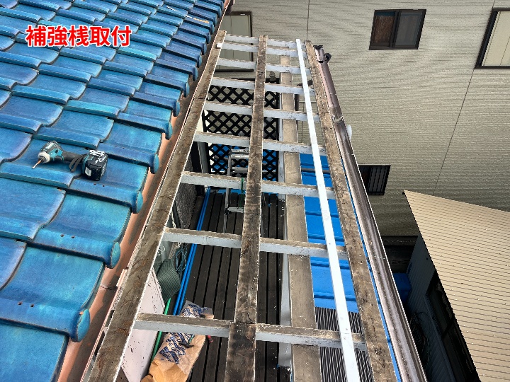 既存波板の撤去作業