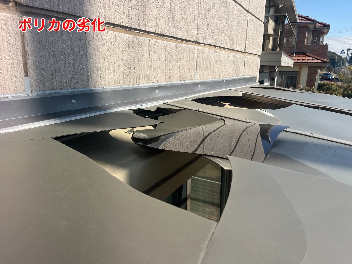 ポリカの劣化による反り・浮きの確認