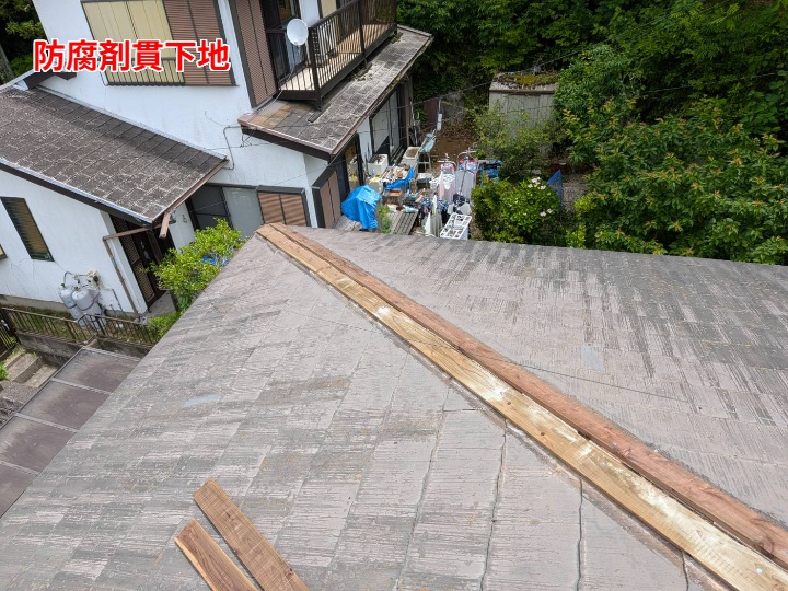 防腐剤を塗布して下地を保護