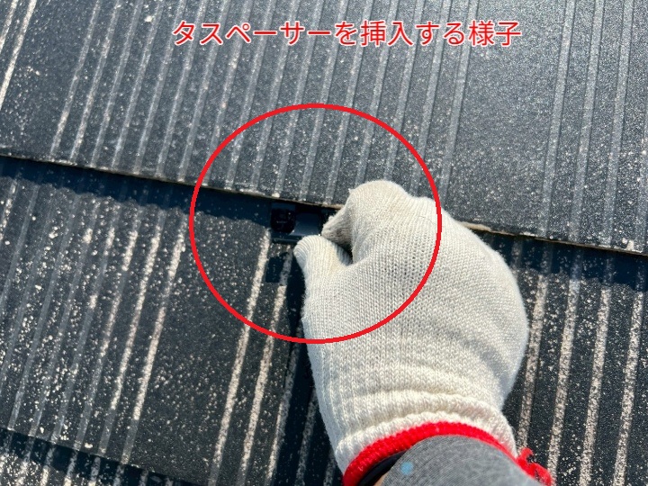 屋根塗装にてタスペーサー挿入