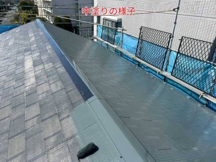 屋根塗装にて中塗りの様子