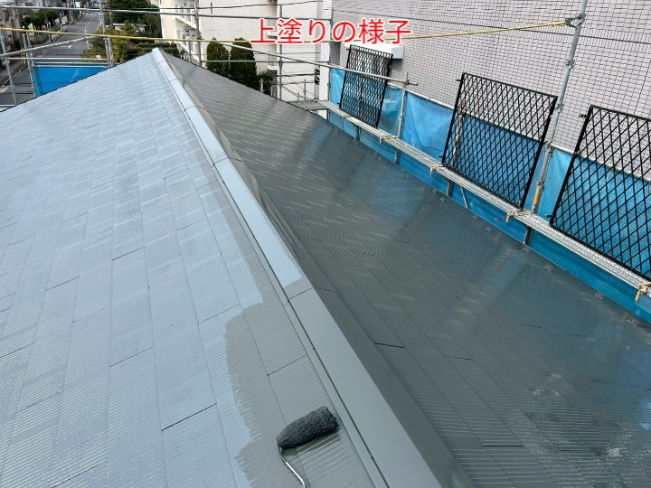 屋根塗装にて上塗り