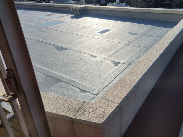 シート防水は塩化ビニルやゴム製のシートを貼り付ける工法