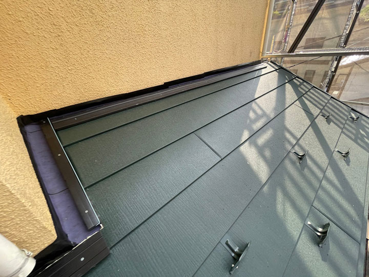 ガルバリウムの屋根とは？特徴・メンテナンス方法・他の金属屋根との違いを解説