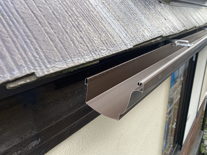 雨樋の修理途中