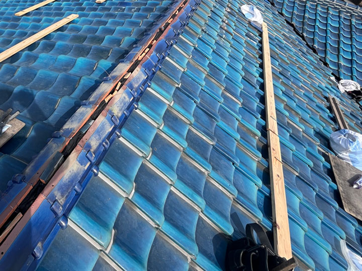 棟瓦とは？役割や構造・メンテナンス方法と乾式工法を解説