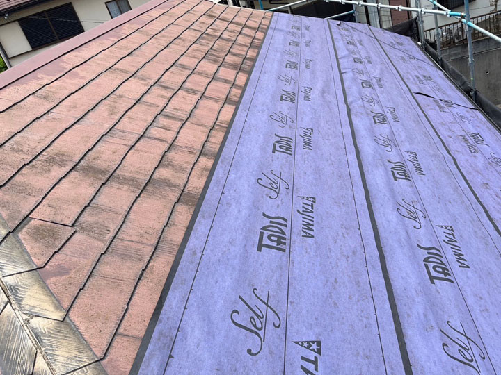 傷んだスレートへのカバー工法事例