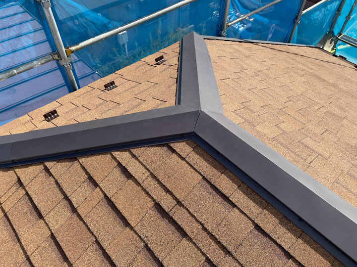 シングルルーフ（アスファルトシングル）とは？特徴や注意点、メンテナンス方法を解説