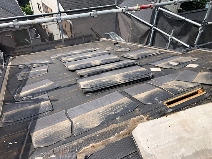 撤去中のアスベスト含有カラーベスト