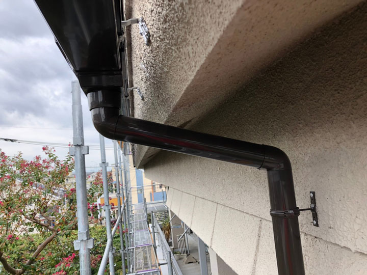 足場を掛けた雨樋工事