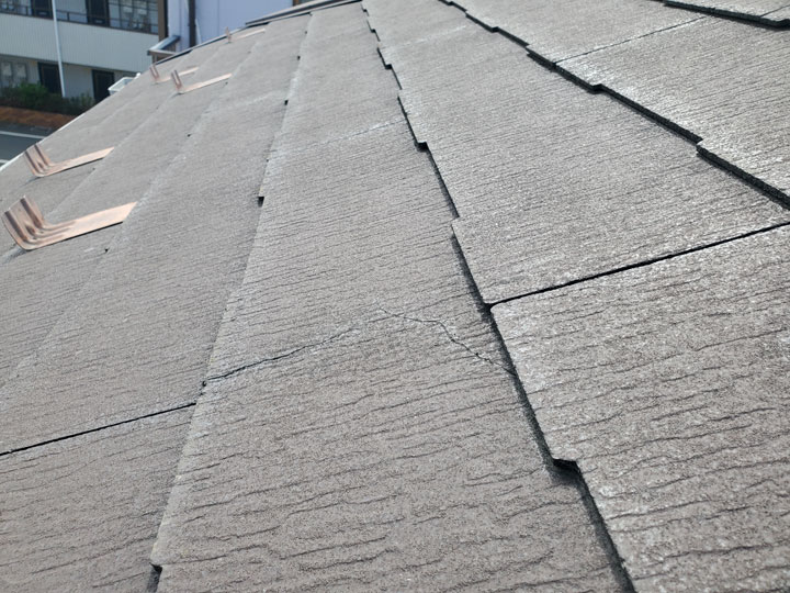 ひび割れが見られるコロニアルNEO