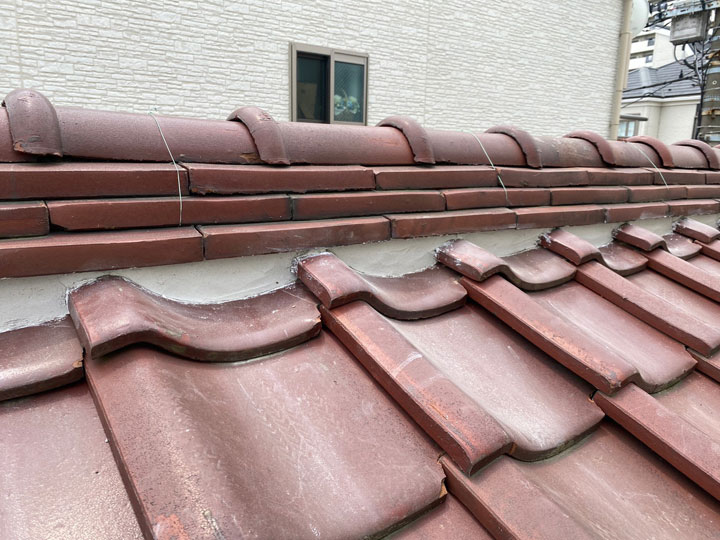 積み上げられた棟瓦