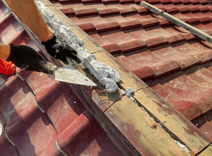 屋根の漆喰（しっくい）補修の費用相場は？工事が必要な理由と最新の乾式工法も解説