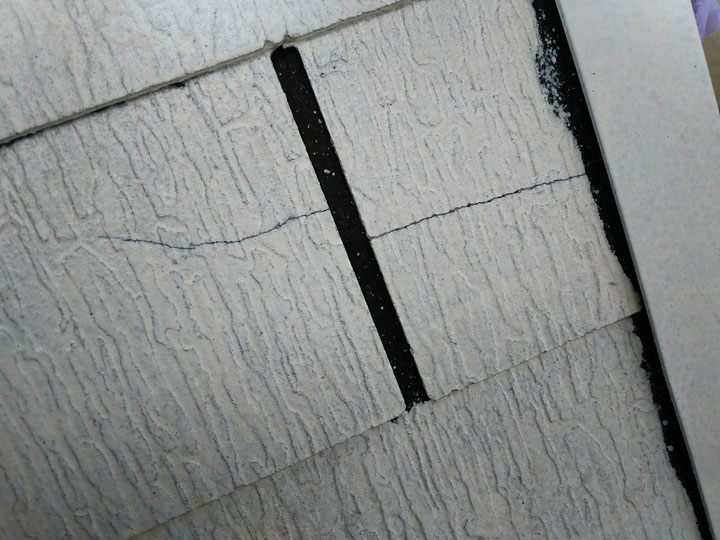 コロニアル屋根の割れはなぜ起きる？危険な理由・症状別補修方法・点検ポイントを解説