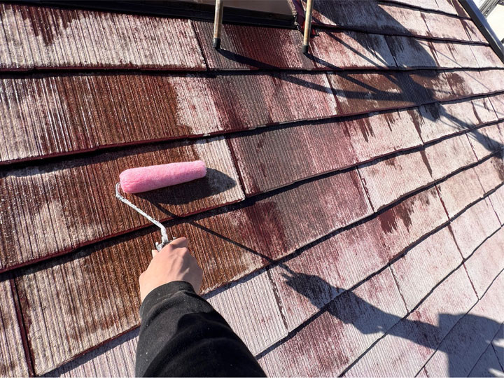 屋根塗装の「下塗り」とは？役割や工程、下塗り用塗料の特徴をわかりやすく解説