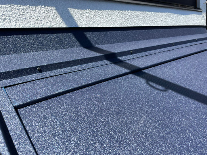 ルバリウム鋼板屋根に欠点はある？後悔しないためのメリット・デメリット紹介