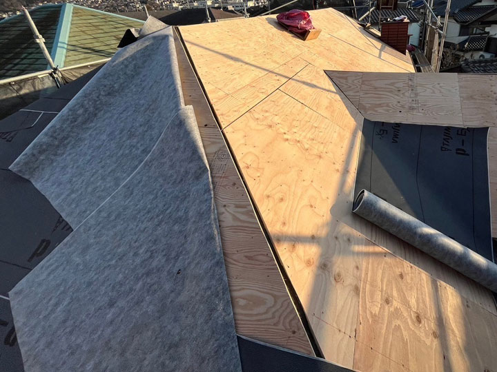 屋根の張り替え費用はいくら？相場と費用を左右するポイントを解説