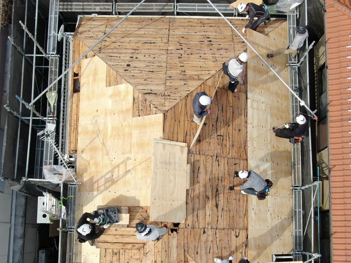 屋根葺き替えの時期はいつ？築年数の目安や失敗しないための重要ポイント