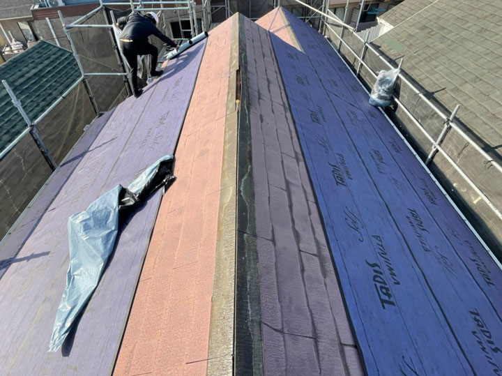 既存の屋根に新しい下葺き材と屋根材を被せる